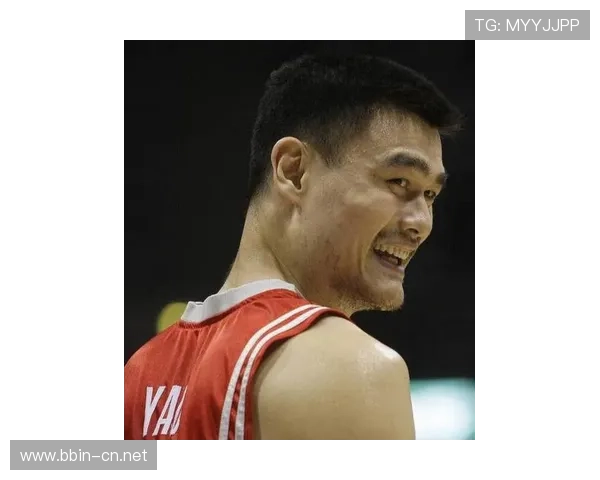 姚明站中央体型夸张到极致犀牛瞬间如大狗奥尼尔仿若小鸟依人般姿 姚明站中央体型夸张到极致犀牛瞬间如大狗奥尼尔仿若小鸟依人般姿