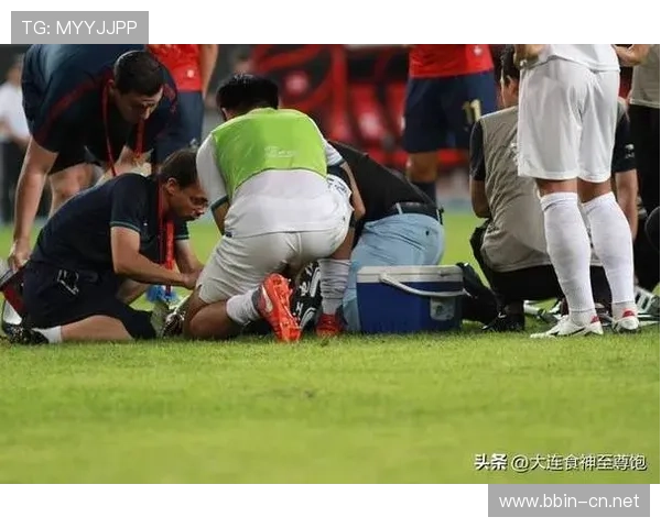 点球大战后冲突升级双方球员情绪失控场面混乱推搡引发激烈对抗